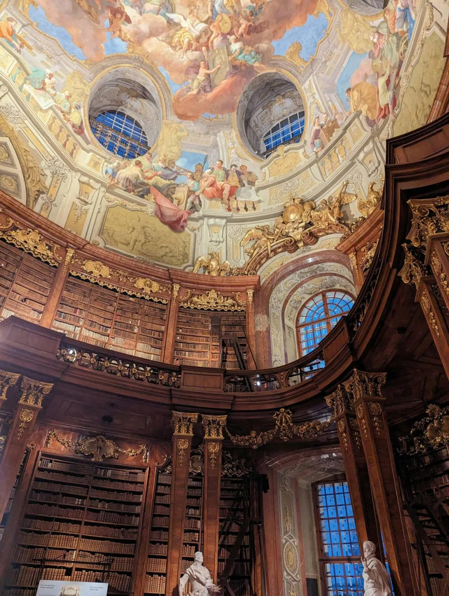 Biblioteca barroca con cúpula pintada