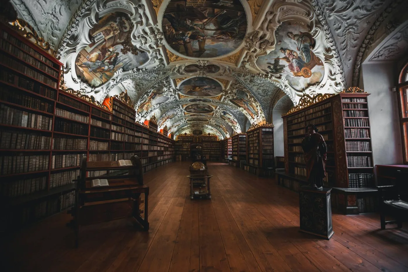 Sala de una biblioteca histórica con techos pintados